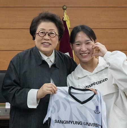 서울캠퍼스 베트남 국적 외국인 유학생 배구동아리 'ACE' 창설 기념 활동 물품 전달식 참석 이미지